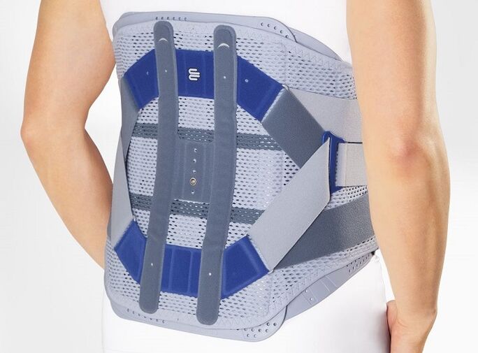 Use un corsé despois do tratamento cirúrxico da osteocondrose lumbar