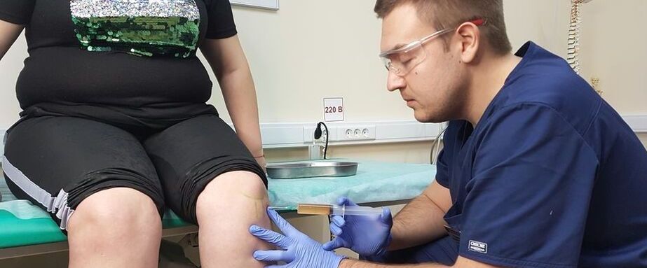 Un ortopedista realiza unha inxección intraarticular na articulación do xeonllo para a artrose