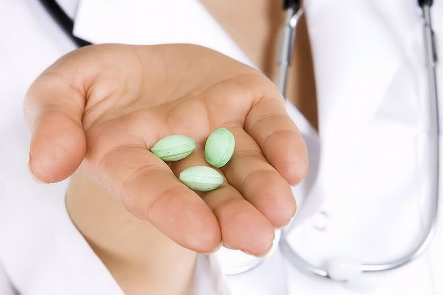 O médico ofrece pílulas para a dor lumbar