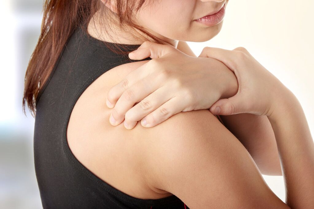 A osteocondrose cervical pode ir acompañada de dor no ombreiro