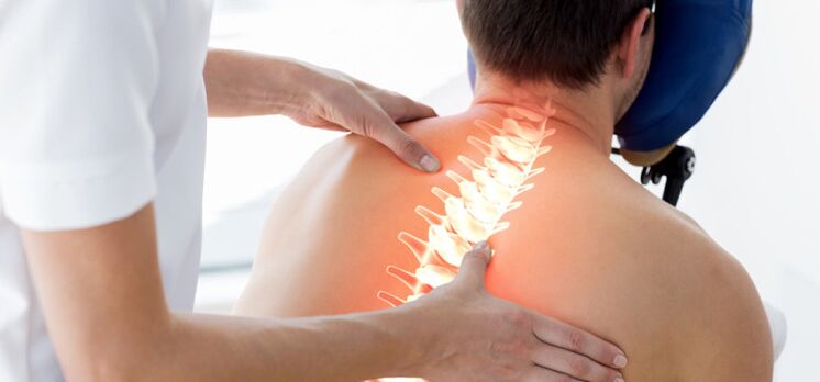 Un paciente con osteocondrose é examinado por un médico